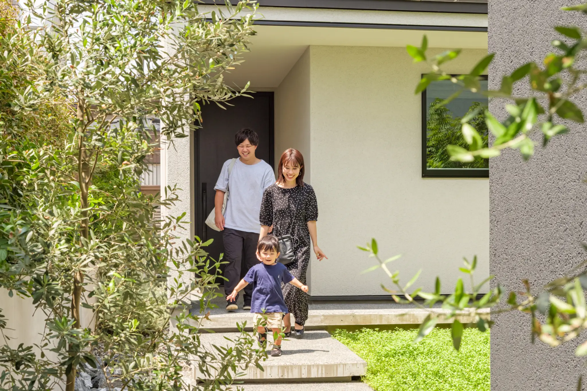 夏の光が差し込む、明るくカラッとしたリビング。家族がくつろぐ暮らしのワンシーン