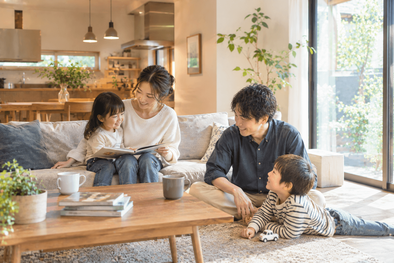 完成した住まいで家族がふつうに過ごす日常の様子