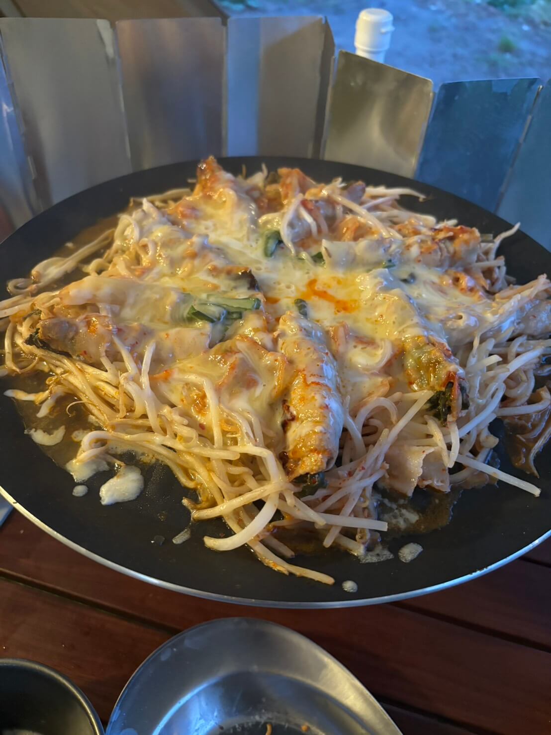 鉄板で焼いた豚バラキムチチーズ焼き