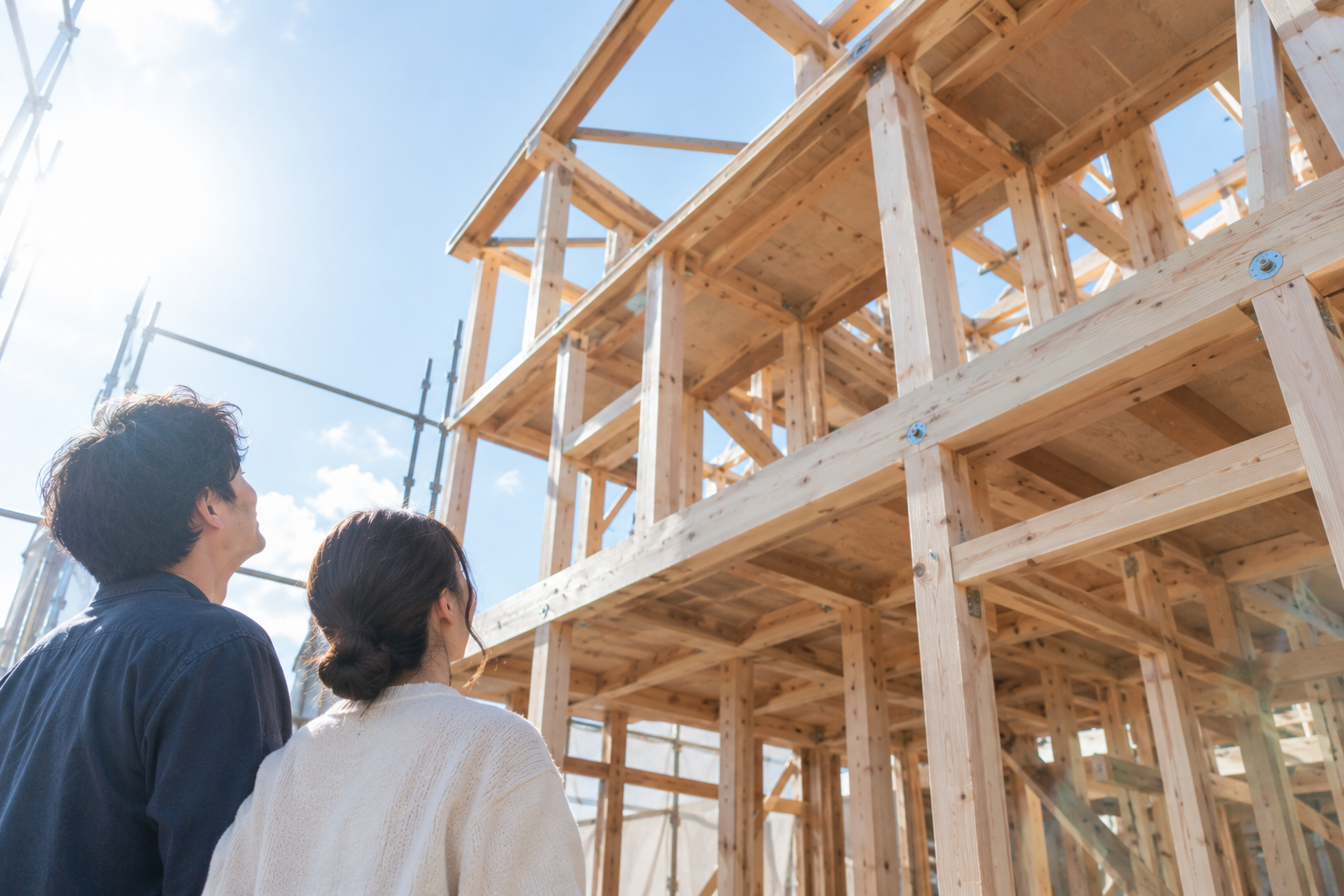 建築中の木造の構造（上棟後の骨組み）を見上げたカット