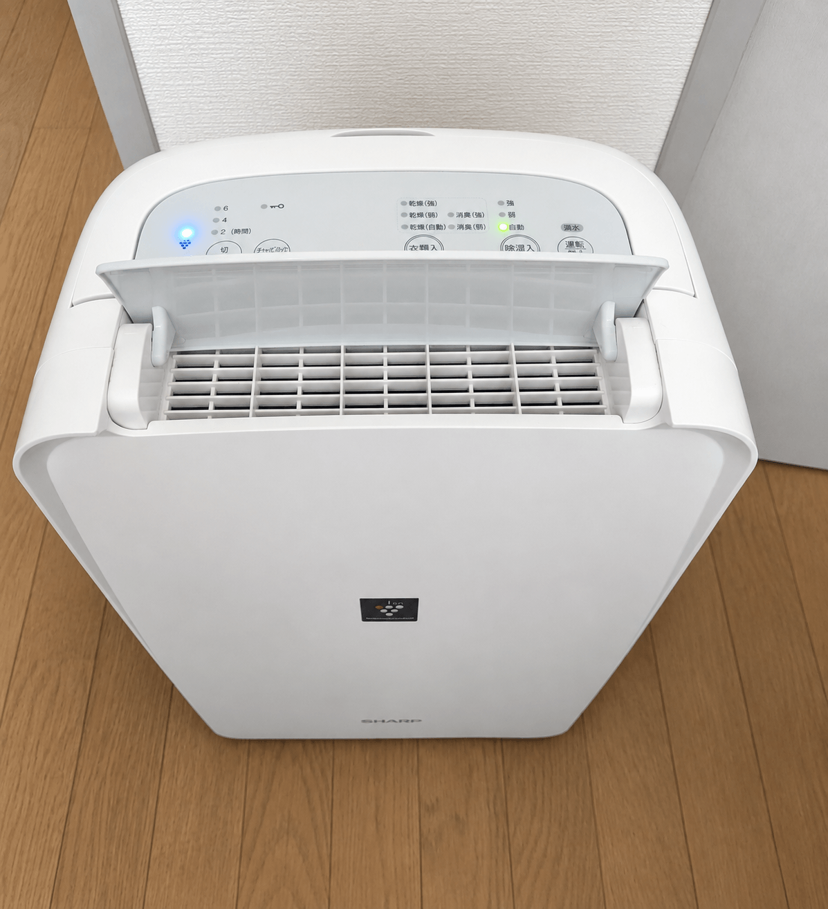 除湿機の衣類乾燥機能で部屋干しの洗濯物を乾かしている様子