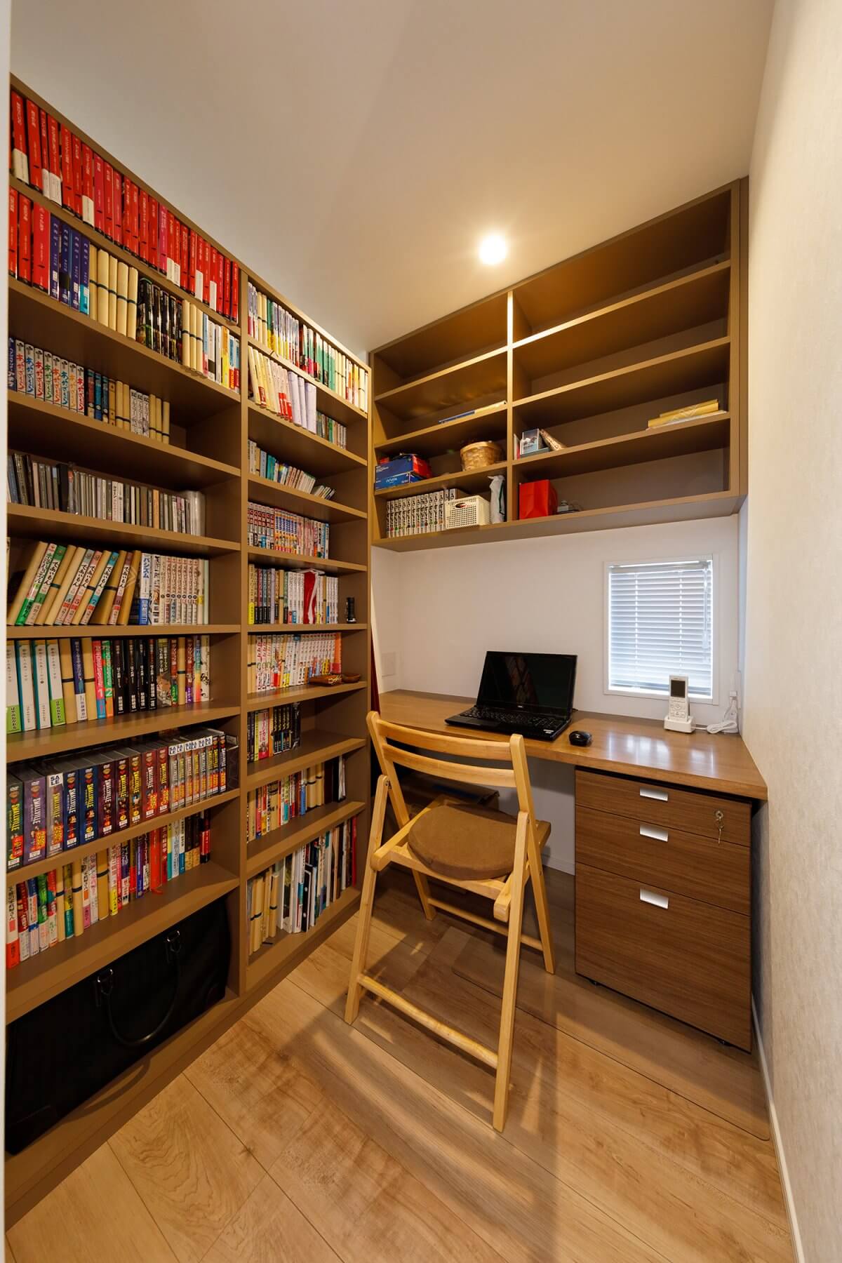 玄関のすぐ横には造作の本棚を効率よく配置したご主人の書斎スペースを設置。仕事に読書にと、一人の時間を愉しむ場所。
