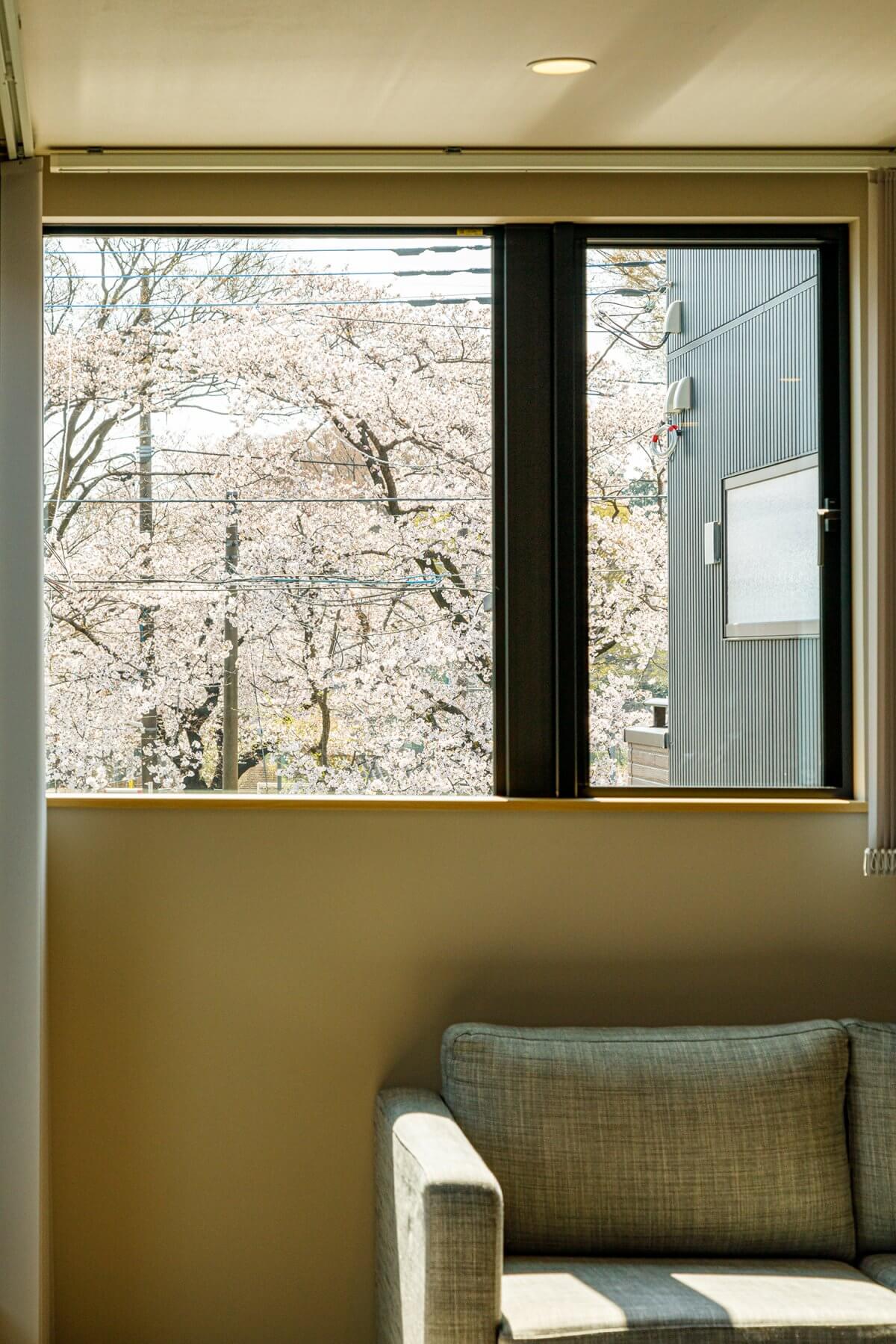 2階LDKの窓からは近隣の桜がよく見えます。家に居ながら、お花見気分。春になるのが楽しみな住まいです。