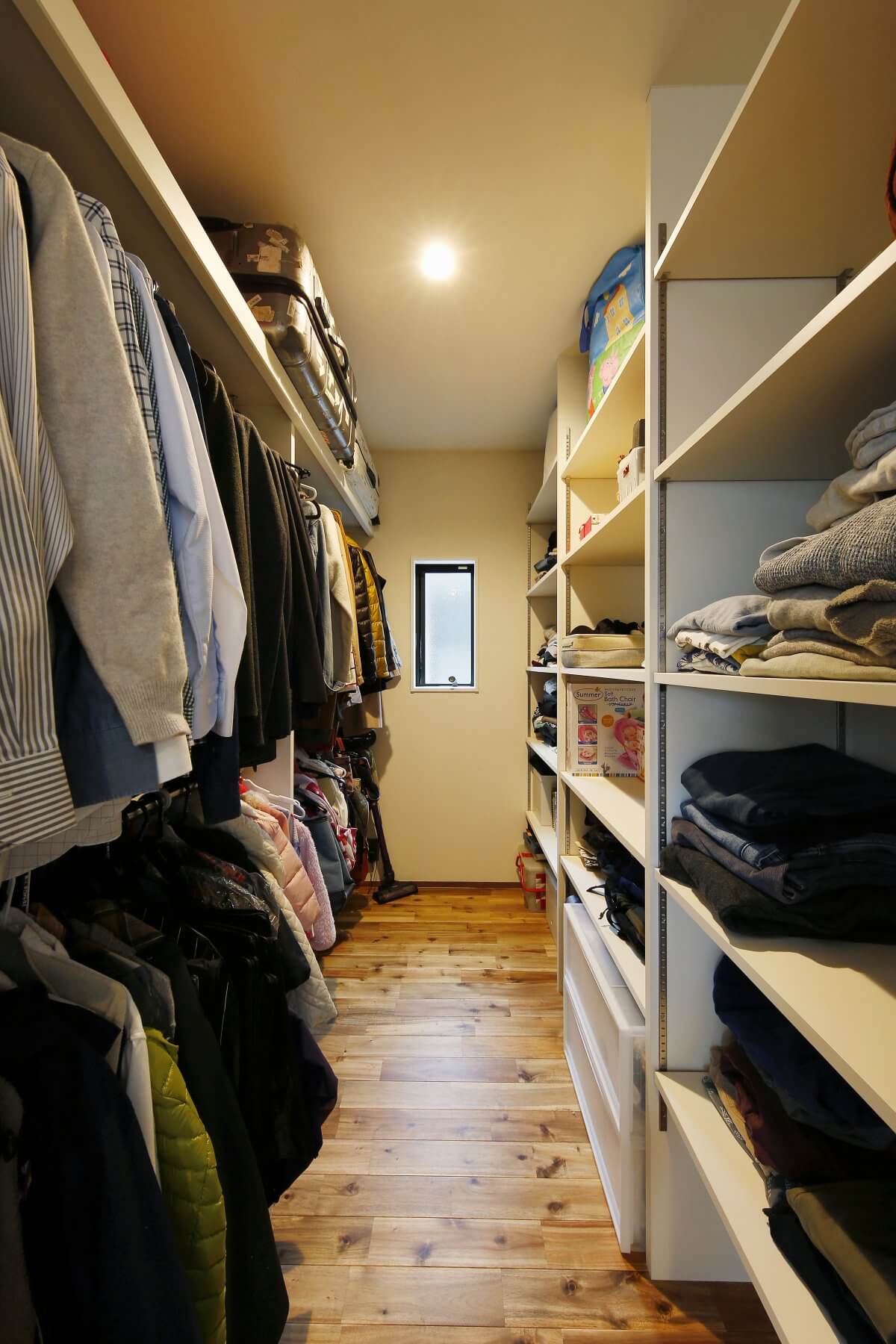 家族全員の衣類や季節の道具を一括で収納できる、ウォークインクローゼット。大容量で使いやすいので、空間がスッキリと片付きます。
