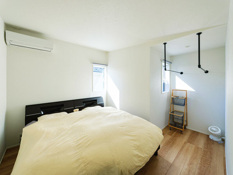 寝室兼ドライスペース。高気密・高断熱を実現した住まいで、加湿器を置かずに程よく湿度を保つ＋１のアイデア