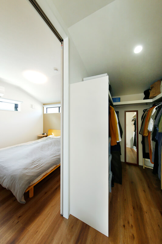 寝室に並ぶようにウォークインクローゼットを備え、コンパクトで身支度しやすい動線を設計。寝室の窓は光の入り方を考慮して高い位置に