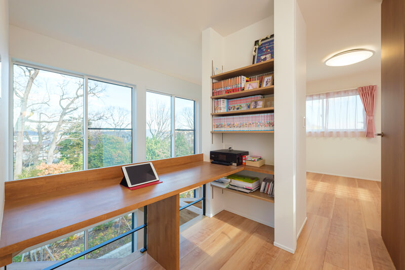 開放的な3階の書斎カウンターは、気持ちのいい作業空間。吹き抜け越しに、大窓の向こうに広がる景観を楽しむことができます