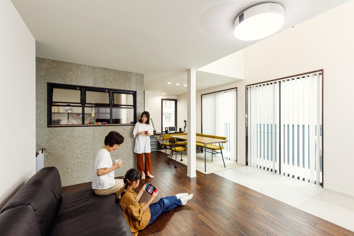 2階LDKは、土間タイルやキッチンのアクセントウォールによってオリジナリティ豊かな空間に。家族で団欒の時間を楽しめるよう、広がりを感じられるように開口部や吹き抜けを設計しています。