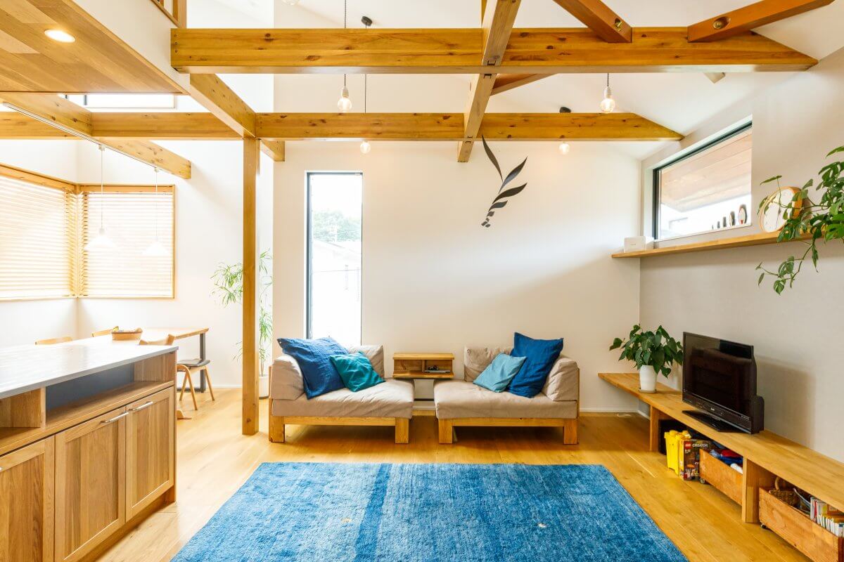 窓を適所に配置することで、程よく光が入り込んで心地よい空間に。リビングは、ソファを対面で置いてカフェのような趣に。柱や梁を現しにすることで、木の質感と開放感をもたらすことができます。