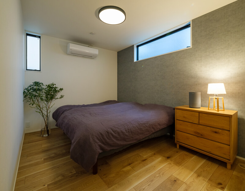 寝室の窓のサイズや配置を工夫することでより安らぎのある空間に。高窓から差し込む朝日が室内を間接的に照らし出し、起床を促して体内時計を正しく回します。